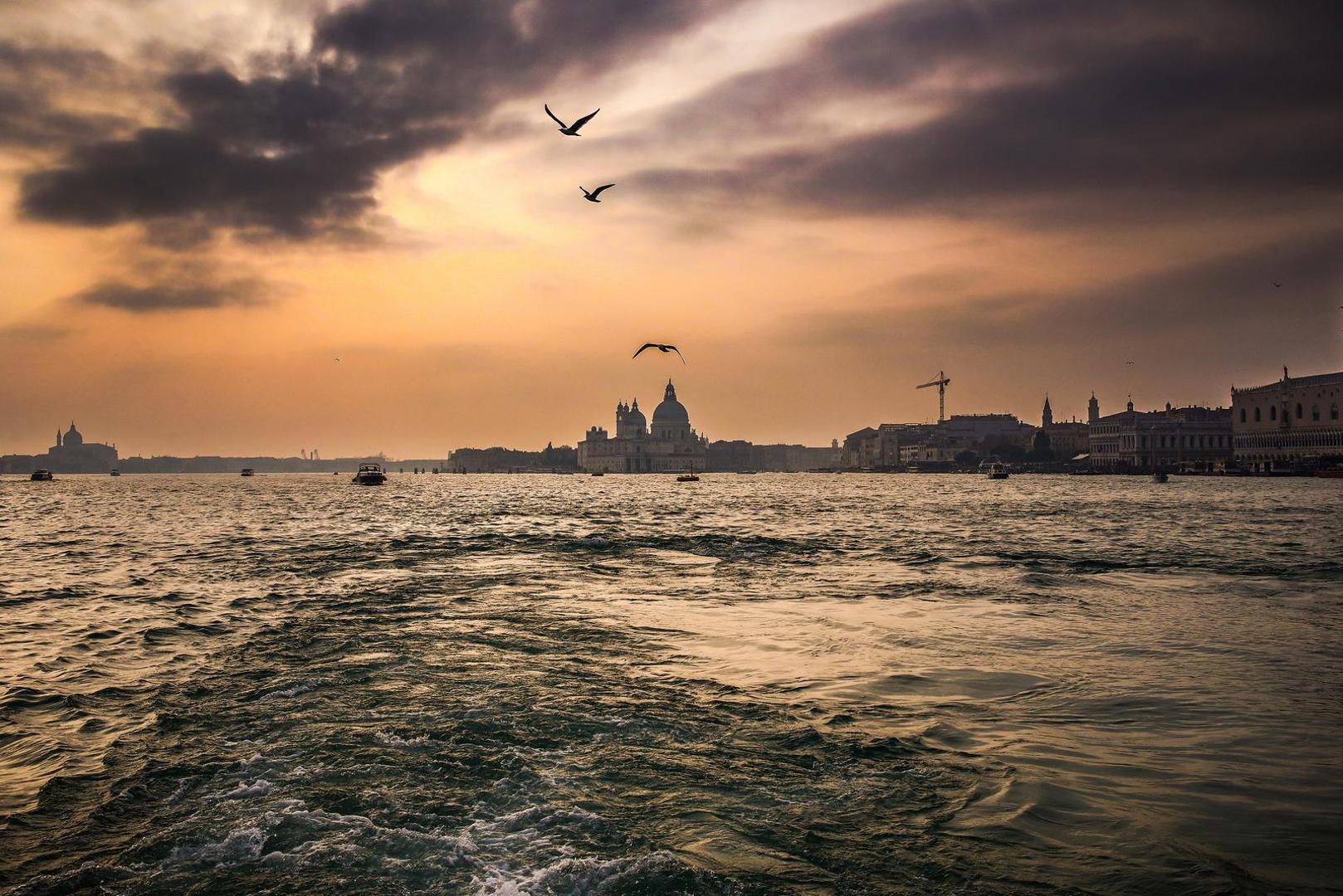 Venecija Slavni "Plutajući grad" tone za 1–2 mm godišnje, a u posljednjih 20 godina zabilježeno je 18 velikih poplava. Stručnjaci predlažu čak i preseljenje dijela grada na više tlo.