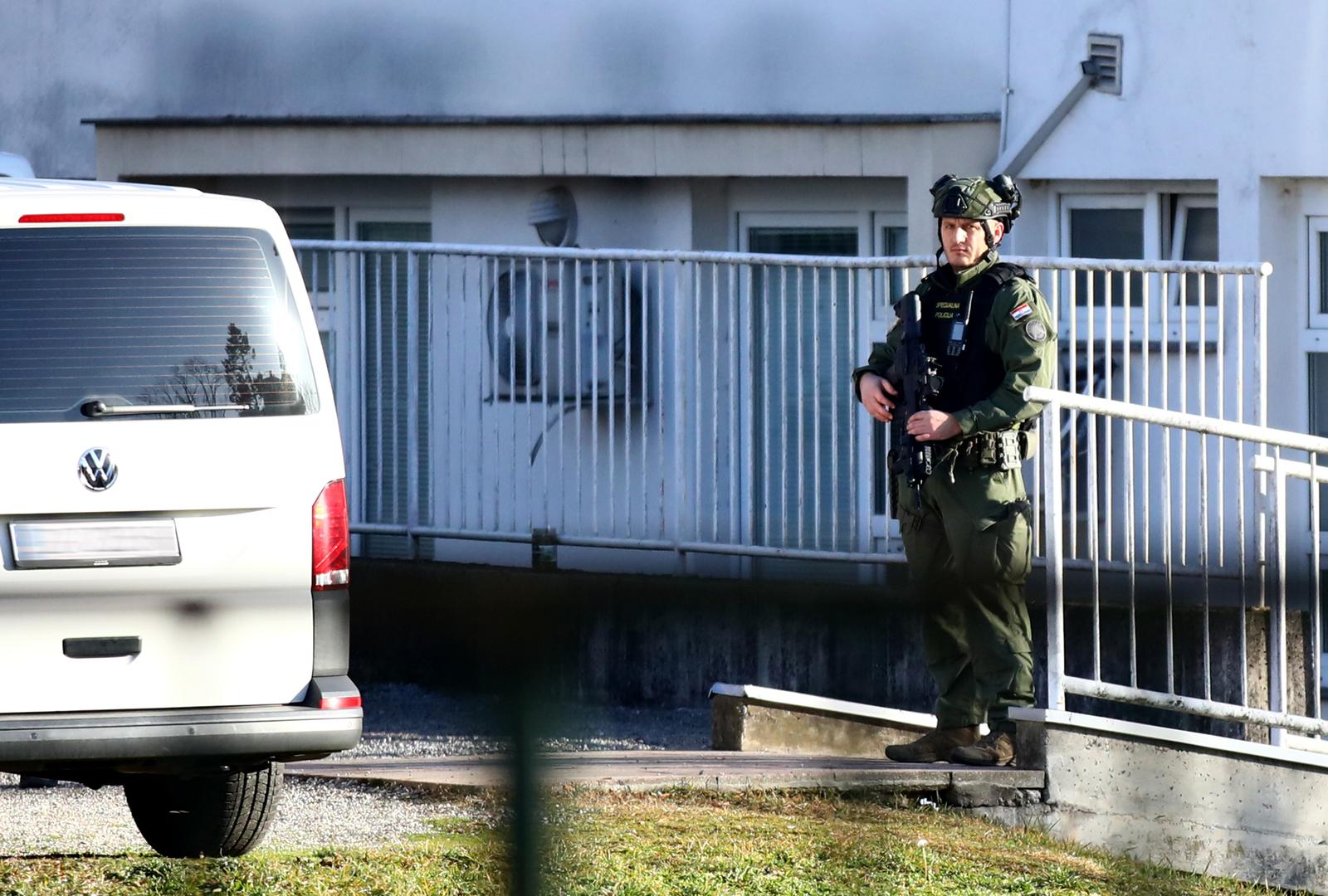 Od toga što su nabavili, prodali su, kako tvrdi USKOK, 570 kilograma marihuane, 28,1 kilogram amfetamina, 21 kilogram kokaina i tisuću tableta MDMA. Time su sebi pribavili protupravnu imovinsku korist od 1,1 milijun eura, a taj su novac međusobno podijelili, sukladno svojim ulogama u zločinačkom udruženju. 