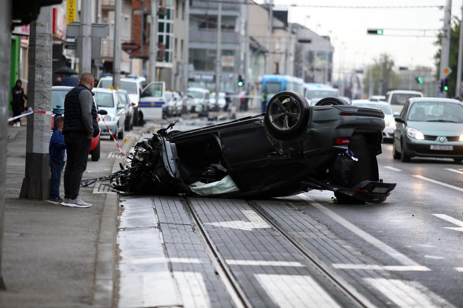 26.04.2021., Zagreb - Prometna nesreca na Aveniji Dubrava gdje je vozac osobnog automobila izgubio kontrolu nad vozilom, udario u nekoliko parkiranih vozila te se prevrnuo na krov. Photo: Matija Habljak/PIXSELL
