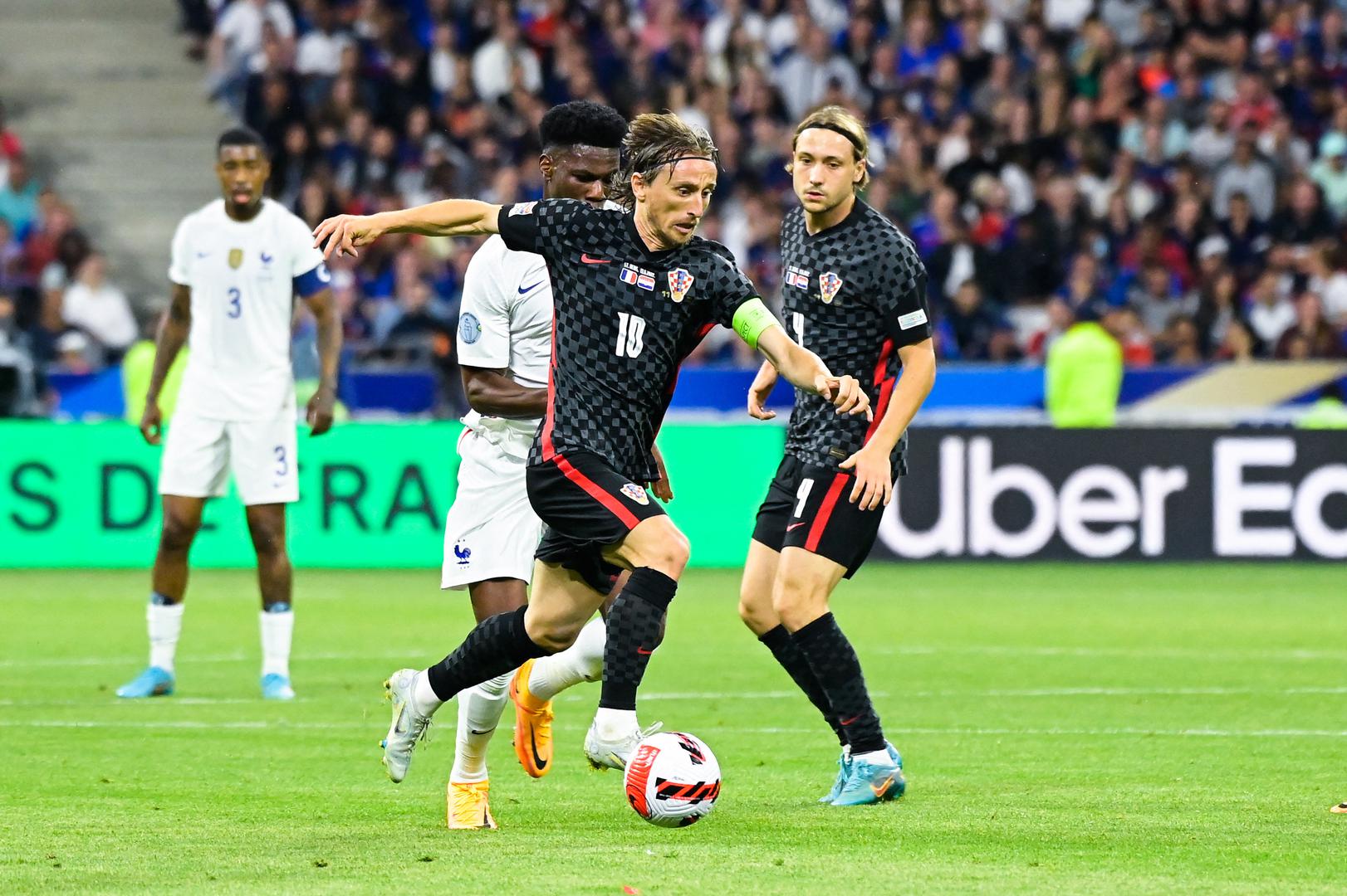 Svakako najvažnija utakmica između hrvatske i francuske vrste igrala se 15. srpnja u finalu Svjetskog prvenstva 2018. u Moskvi, a Francuska je pobijedila s 4-2. Identičnim rezultatom Hrvatska je izgubila i 14. listopada 2020. u Ligi nacija. Hrvatska je povela, imala je i 2-2, no domaćin je na kraju uvjerljivo slavio.

U uzvratu na stadionu Maksimir u listopadu 2020. bilo je 2-1 za Francusku. Gosti su poveli već u osmoj minuti susreta preko Griezmanna. U 65. minuti izjednačio je Vlašić, a pobjedu Francuskoj donio je Mbappé u 79. minuti.

U prvom hrvatsko-francuskom dvoboju ove sezone, 6. lipnja u Splitu utakmica je završila s 1-1. Francuska je povela u 52. minuti golom Adriena Rabiota, a izjednačio je Andrej Kramarić iz jedanaesterca u 82. minuti.