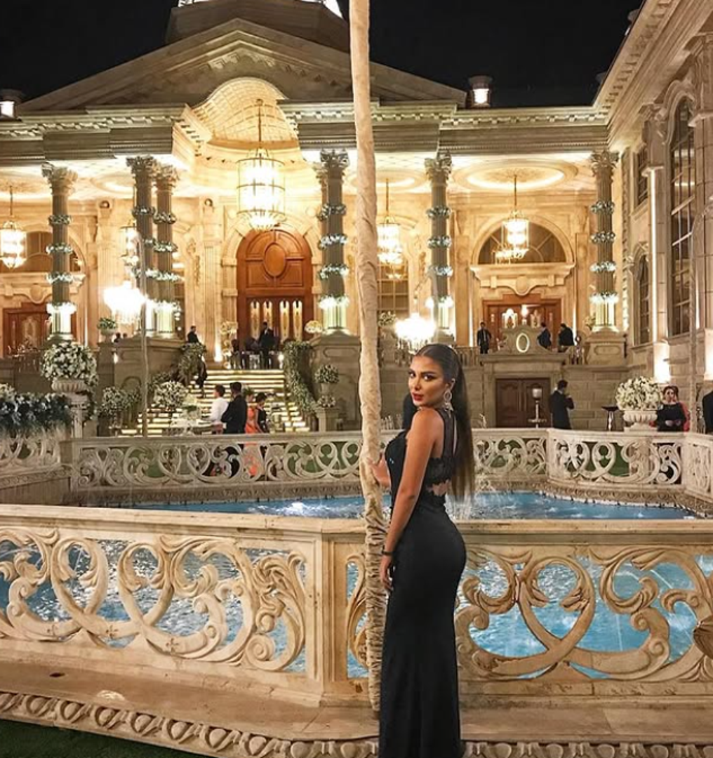 Riječ je o mladima koji voze luksuzne automobile, nose skupi dizajnerski nakit i žive u elitnim četvrtima sjevernog Teherana, potpuno odvojeni od stvarnosti većine stanovništva. 