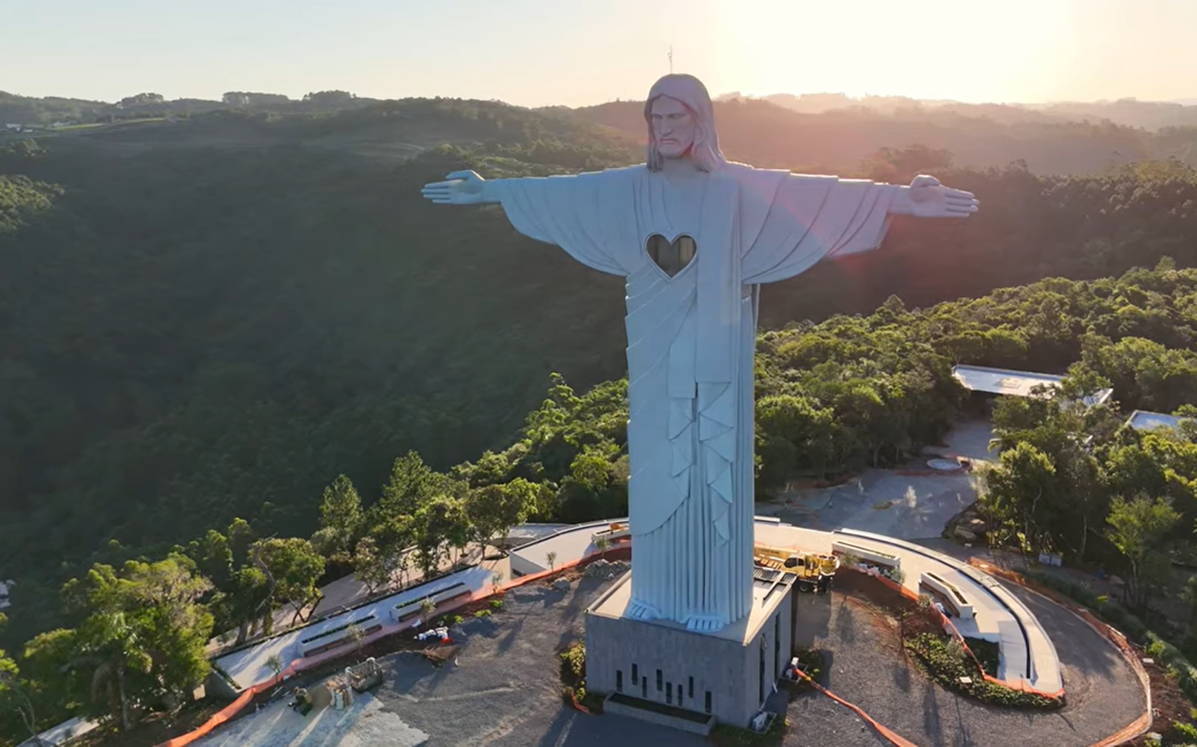U Encantadu se nalazi Krist Zaštitnik (Cristo Protetor), ukupne visine 43,5 metara, uključujući šestmetarsko postolje. 