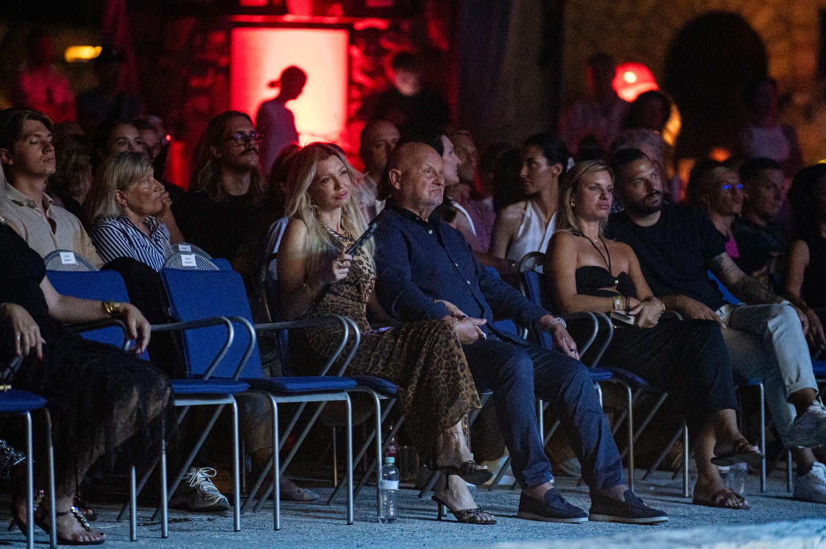 Ovacije nakon svake instrumentalne bravure od početka koncerta jasno su pokazale da za shvatiti i osjetiti tu glazbu nije potrebna filozofija niti jazz festival, već da ju razumije svaka normalna publika