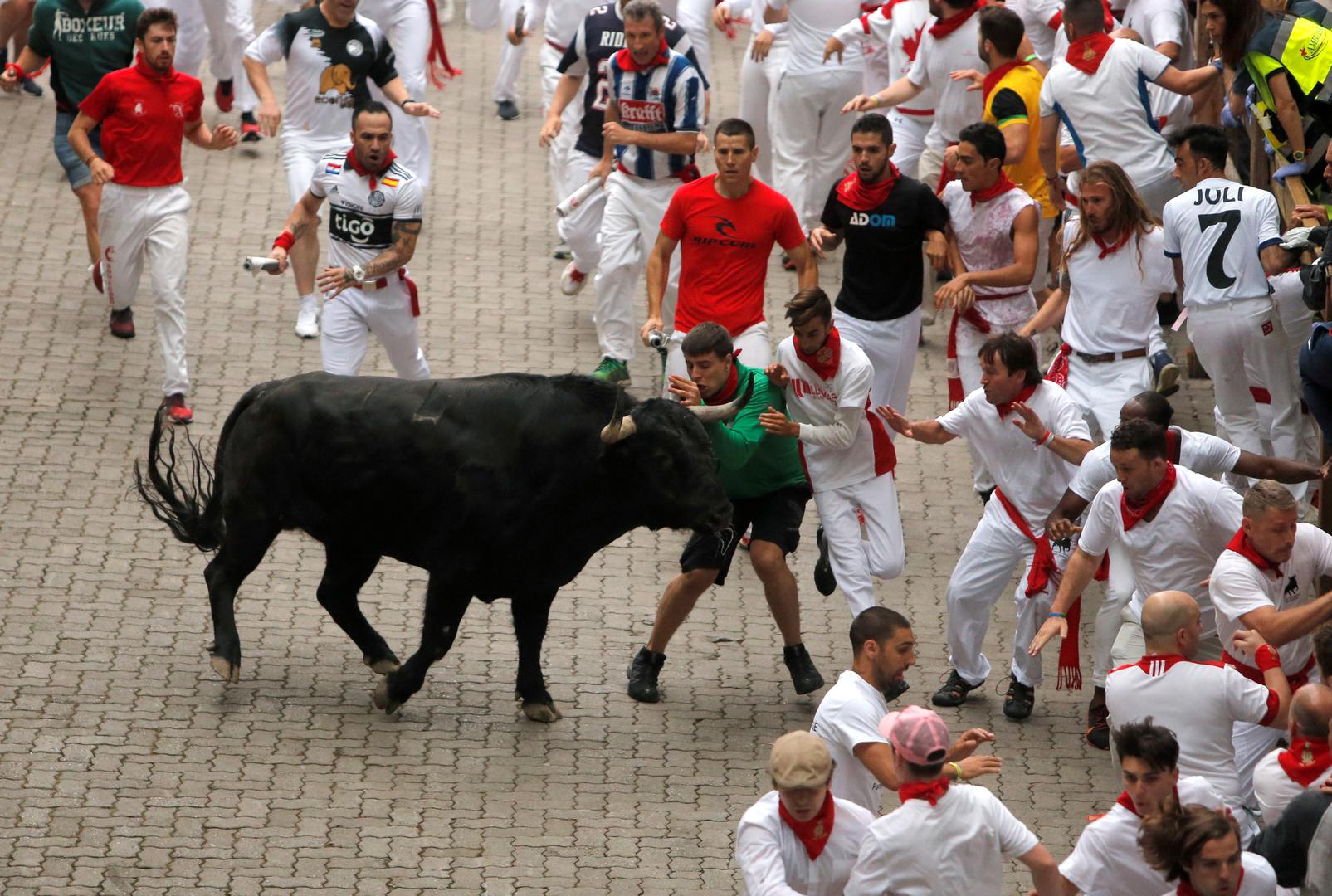 Kontroverzni festival San Fermin otvoren je u subotu. Tisuće ljudi, tradicionalno obučenih u bijelo i crveno, promatrali su raketu koja je u podne ispaljena s balkona gradske vijećnice.

