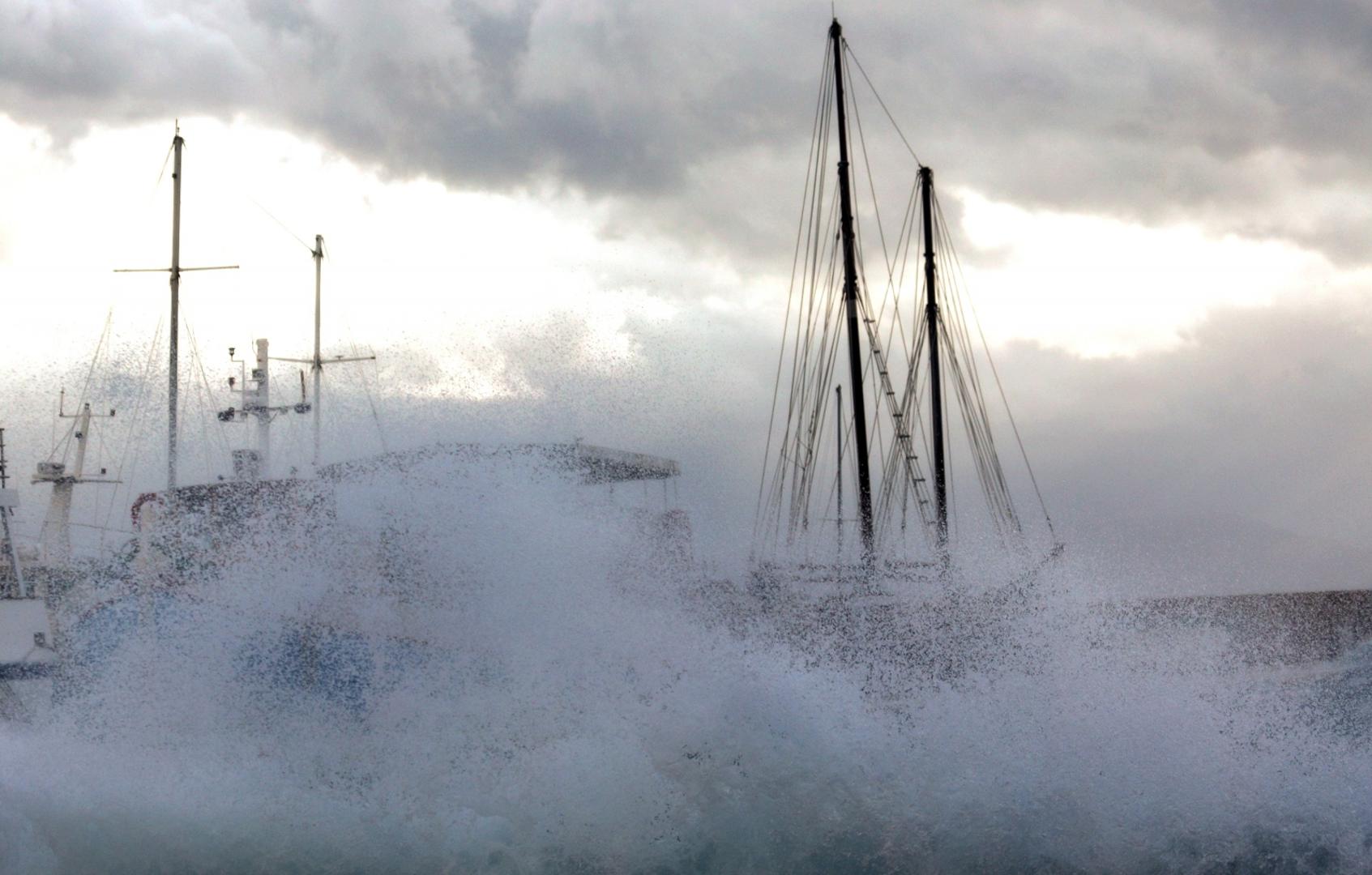 06.12.2020., Vodice - Orkansko jugo podizalo valove koji su zalijevali rivu.Photo: Dusko Jaramaz/PIXSELL