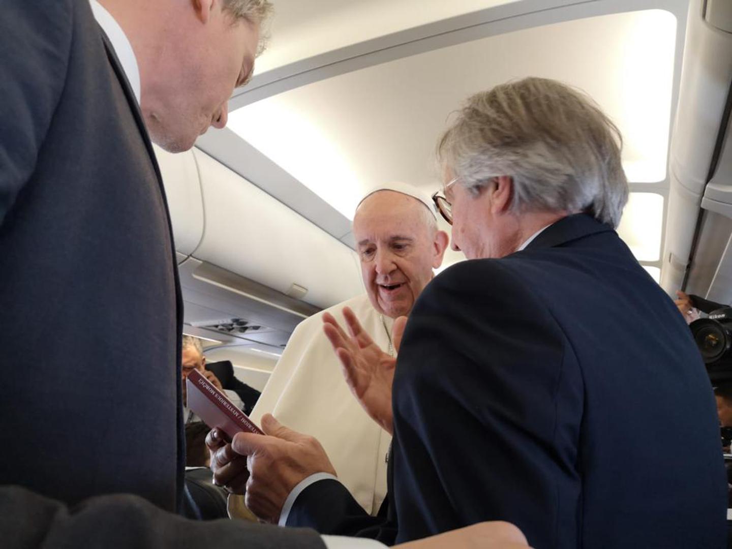 Papa s Večernjakovim Silvijem Tomaševićem u zrakoplovu