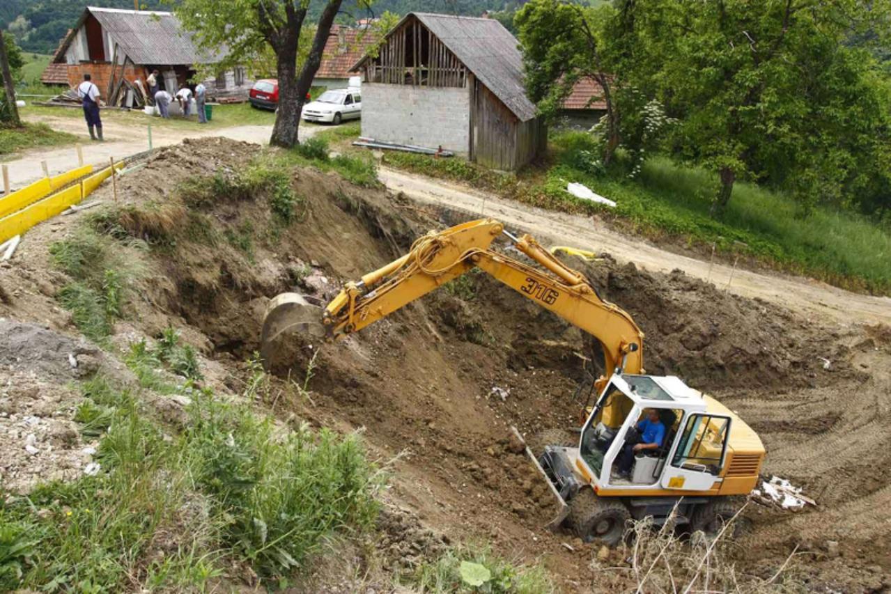 'Var \\u0096 22. 09. 2010., Bednja \\u0096 U bednjanskom kraju dosad je saniran samo manji broj klizista iz proslih godina, a vec su se pojavila i nova  PHOTO:  Ljiljana Risek'