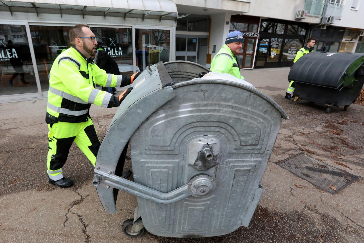 Zagreb: Gradonačelnik Tomašević s radnicima Čistoće skupljao nakupljeni otpad