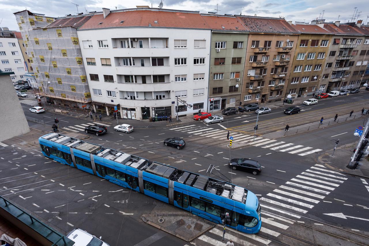 Zagreb: Fran Došen, predstavnik stanara zgrade koja ima problem zbog tramvajskih vibracija