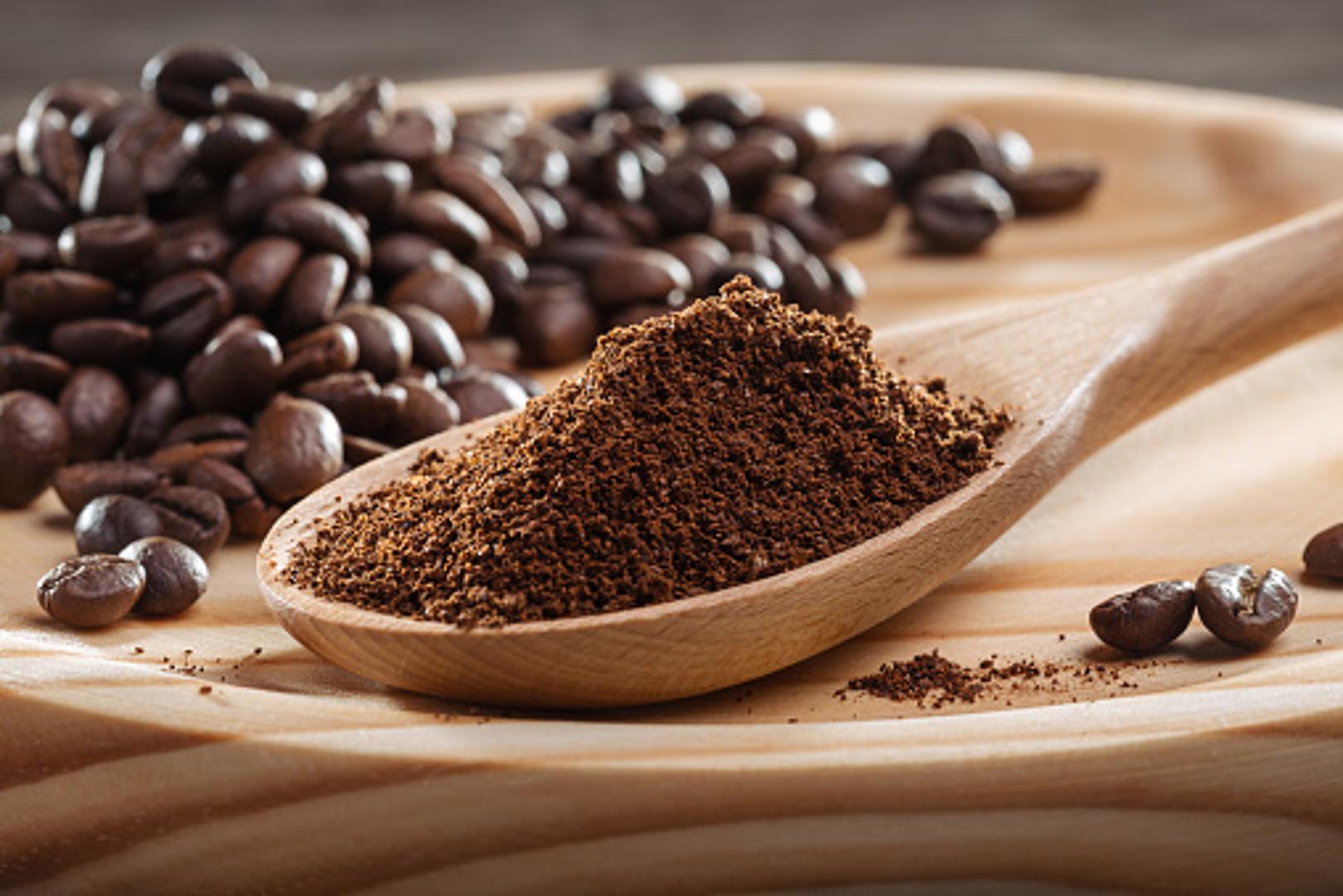Kava sadrži kofein i diterpen koji su vrlo toksični za mnoge insekte. Pospite talog kave oko vaših biljaka kako biste odbili komarce, voćne mušice i sl. 