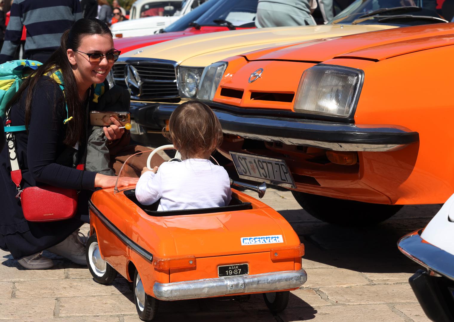 Kolona oldtimera ponovno privlači veliku pažnju.