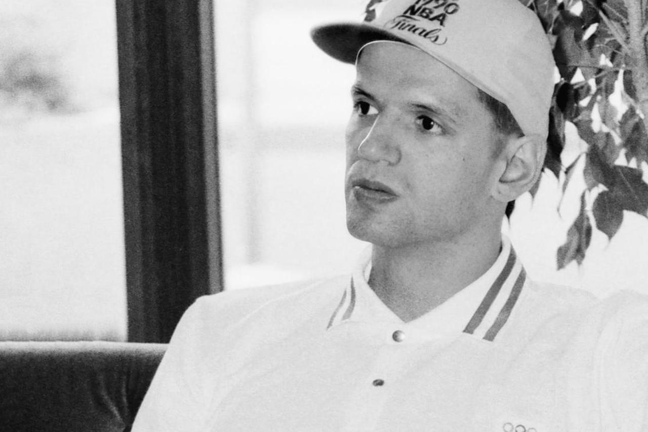 Dražen Petrović s majkom Biserkom uoči odlaska na OI u Barcelonu 1992.