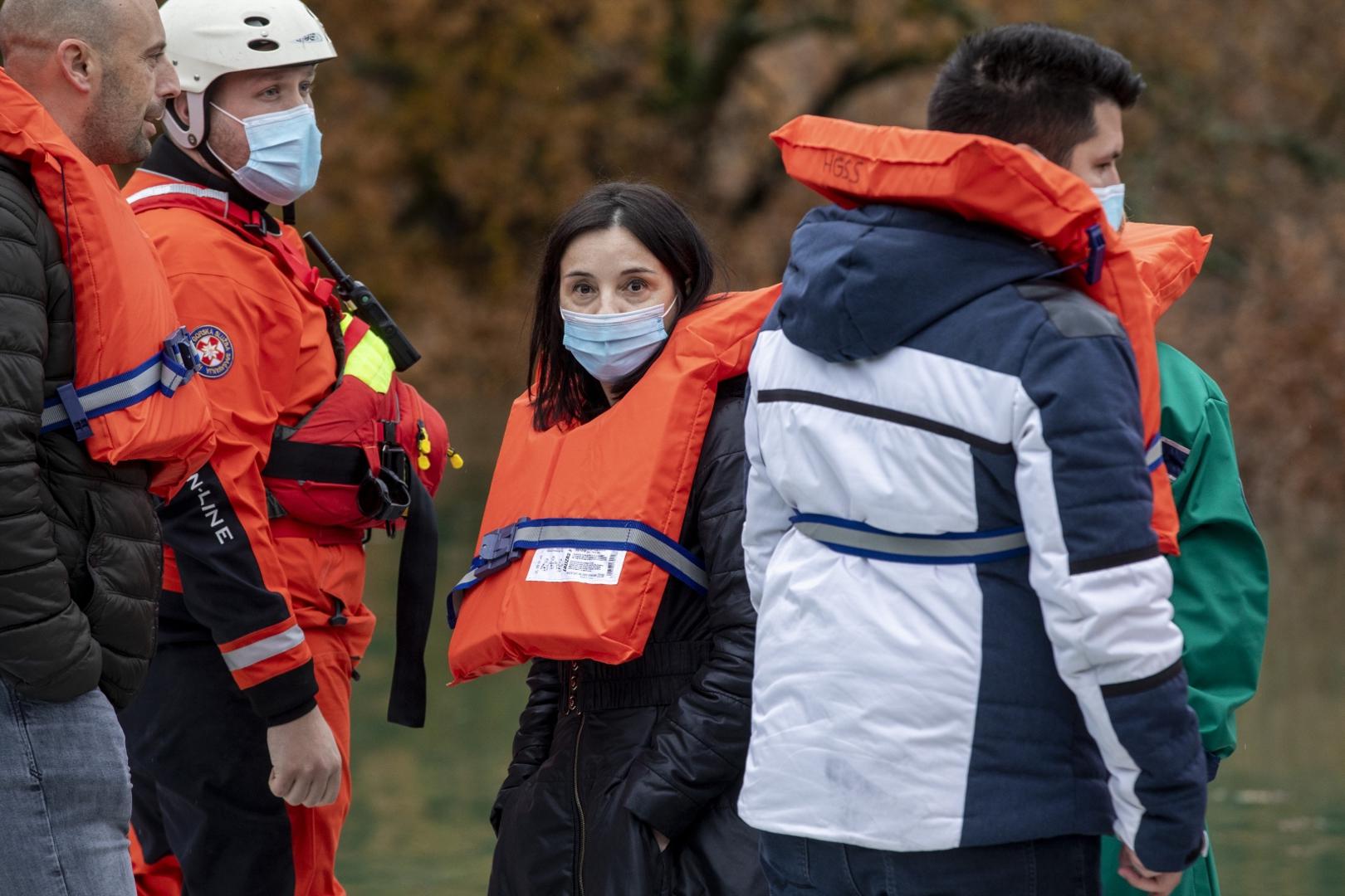11.12.2020., Vrgorac, Kokorici - Ministrica poljopriverede posjetila je Kokorice, mjesto u kojem je poplava unistila brojne obiteljske kuce, a vodostaj i dalje raste. Nakon kratkih izjava, prosetala se mjestom i popricala s mjestanima. Na fotografiji ministrica poljoprivrede Marija Vuckovic.Photo: Miroslav Lelas/PIXSELL