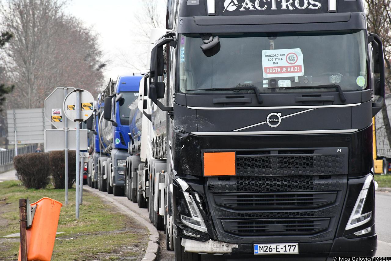 Bosanski Brod: Prijevoznici kamionima blokiraju sav teretni promet izme​đu BiH i Hrvatske​