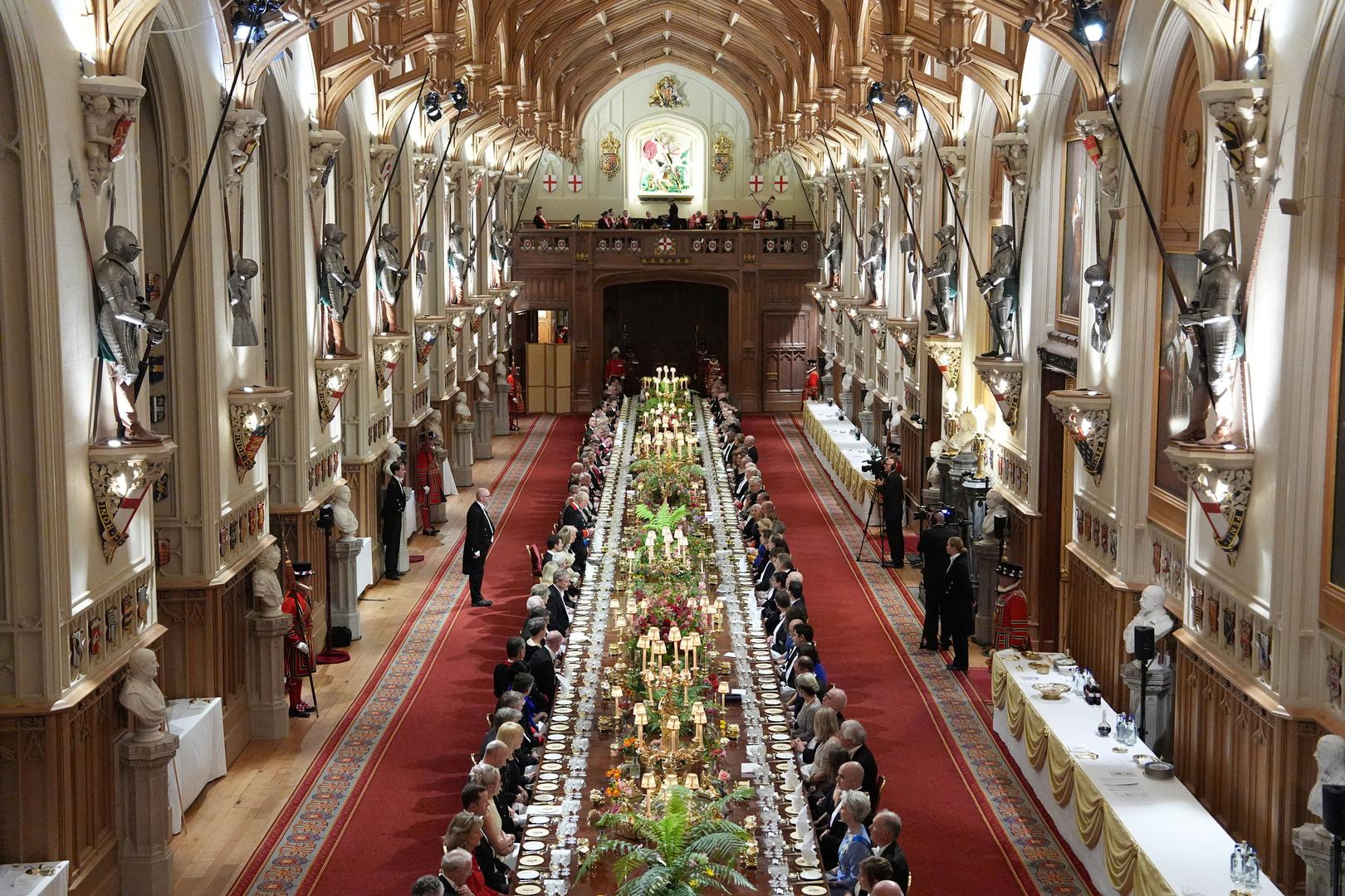 Stol, ukrašen sa 139 svijeća, 1452 komada ručno poliranog pribora za jelo i sezonskim cvjetnim aranžmanima od ružičastih, ljubičastih i žutih cvjetova, bio je pravo remek-djelo organizacije i estetike.