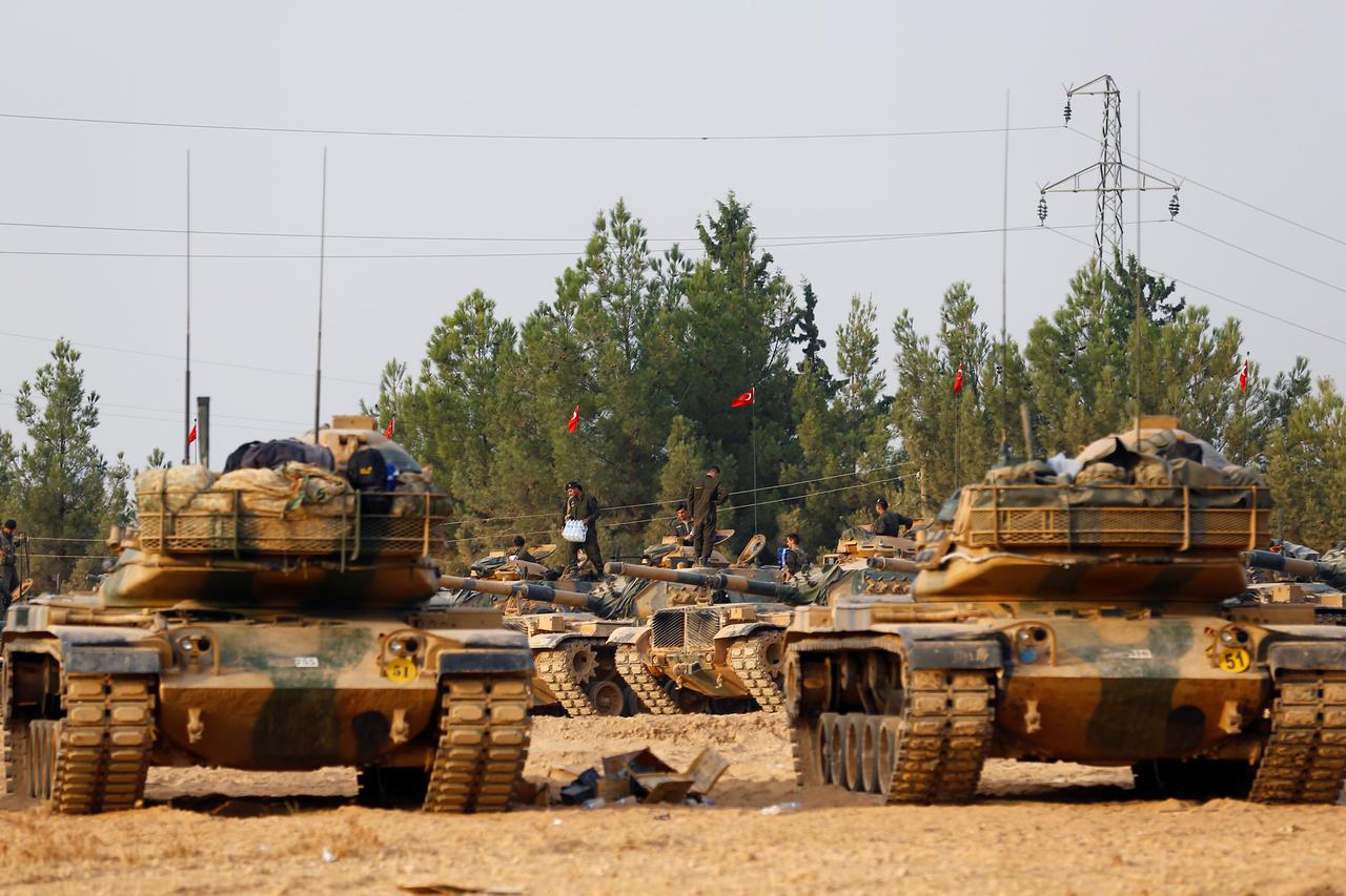 Turkish army tanks and military personnel are stationed in Karkamis on the Turkish-Syrian border in the southeastern Gaziantep province, Turkey, August 25, 2016. REUTERS/Umit Bektas