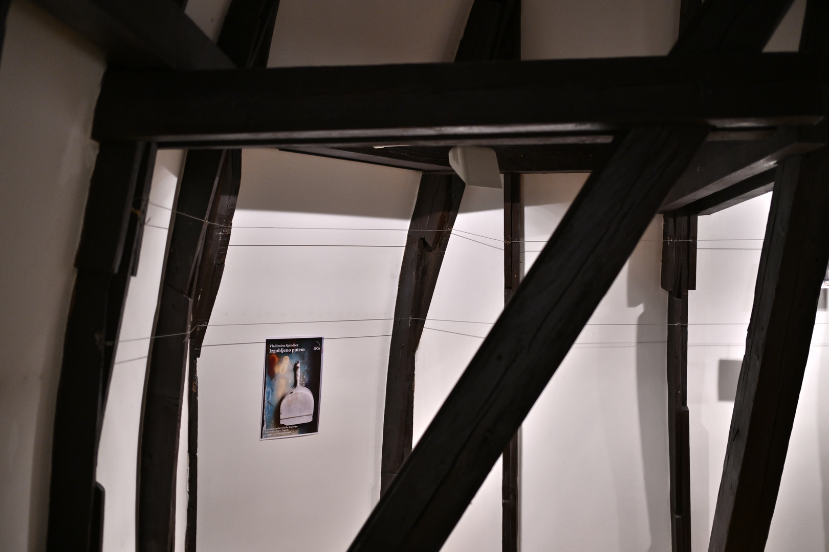 Koncept izložbe temelji se na predstavljanju fotografija manjih dimenzija.