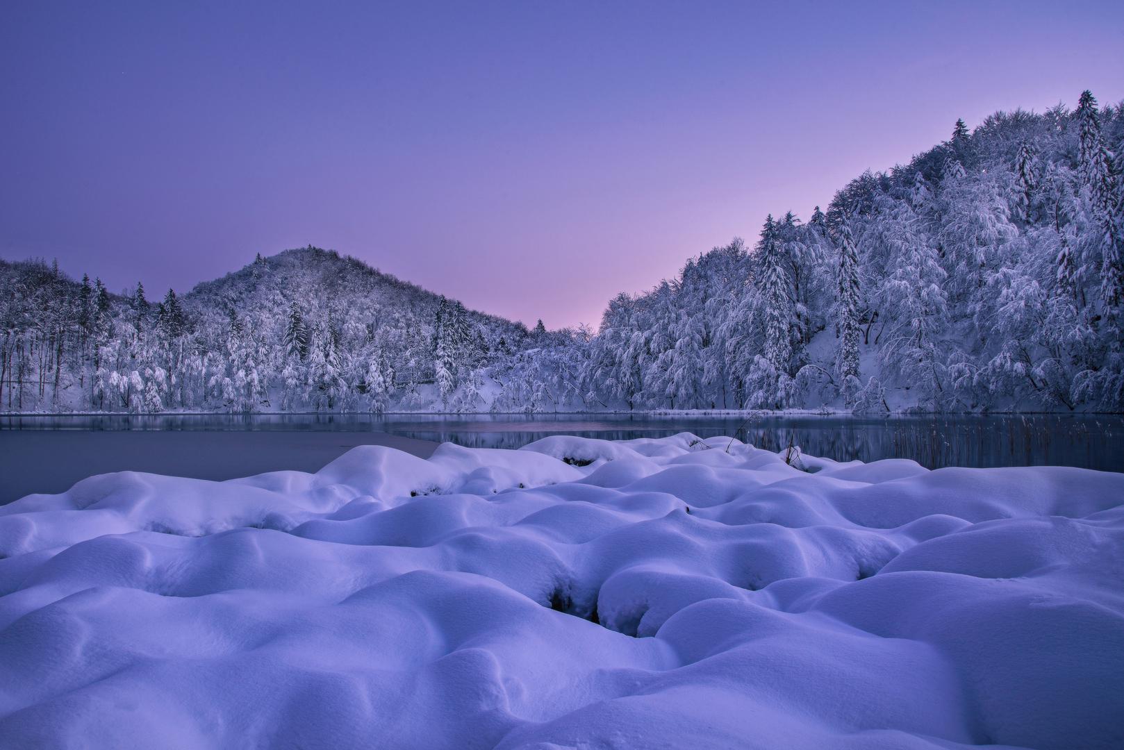 Prizori na Plitvičkim jezerima spektakularni su cijele godine, no snježni pokrivač posebna je atrakcija.