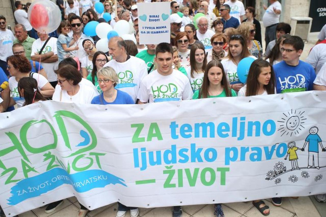 Policija odnosi prosvjednice