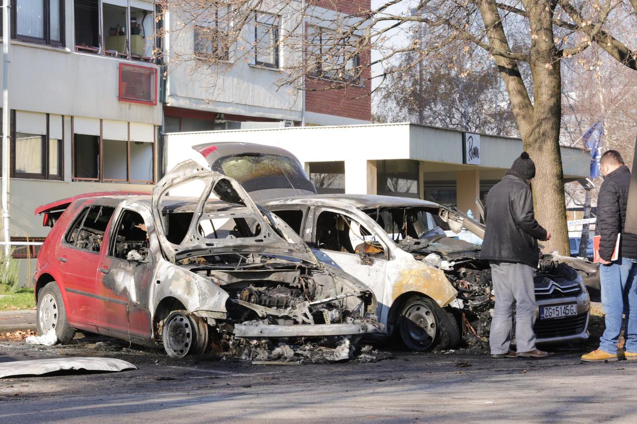 Izgorjela dva automobila