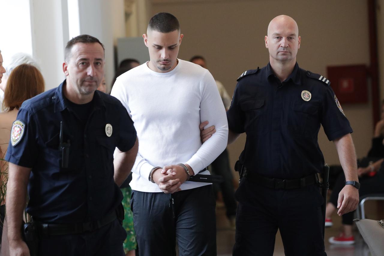Rijeka: Fran Brnelić u pratnji pravosudnih policajaca dolazi na Županijski sud