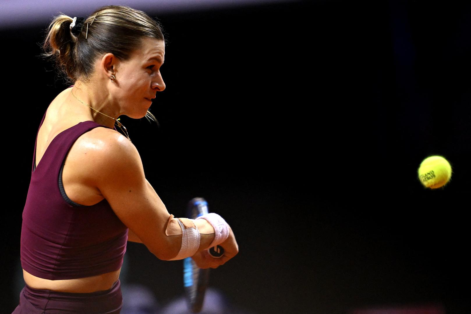 Uzorak je uzet u studenom 2025. dok je Fett igrala za hrvatsku reprezentaciju u doigravanju Billie Jean King Cupa, a pokazao je:  ostarina i LGD-4033, koji služe za poticanje rasta mišića, te metabolita GW501516, supstance čiji je razvoj za medicinsku uporabu obustavljen još 2007. godine nakon što je istraživanje pokazalo vezu s rapidnim razvojem karcinoma kod štakora.