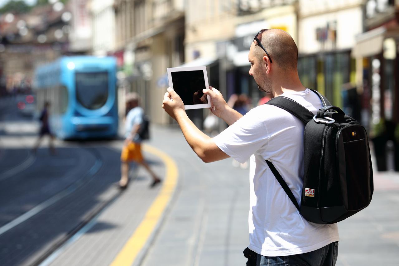 11.07.2011., Zagreb - Ilustracija  uputrebe tablet racunala Apple  ipad 2 u svrhu fotografiranja, navigacije gradom i pregledavanja internet stranica. Photo: Davor Puklavec/PIXSELL