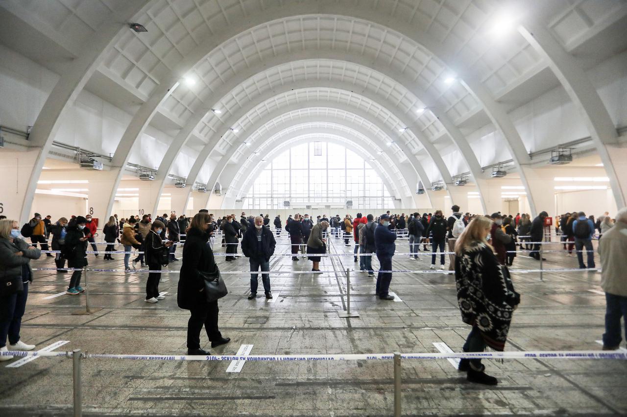 Gužva u novim paviljonima za cijepljenje protiv covida-19 na Zagrebačkom velesajam