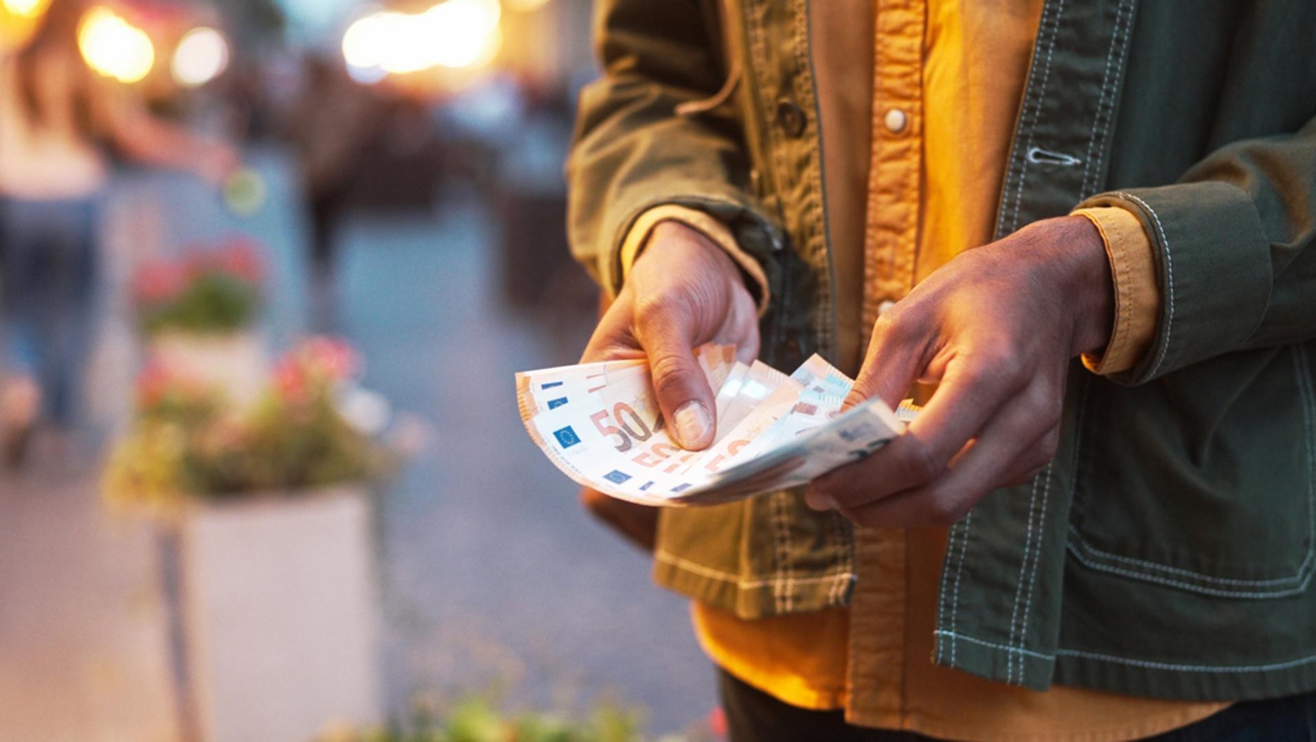 Više novca u novčaniku: Kutija cigareta danas je ozbiljan udar na kućni budžet, a kad se to pomnoži na mjesečnoj i godišnjoj razini, iznos je šokantan. Mnogi pušači se iznenade kada izračunaju da bi za taj novac mogli otići na putovanje, kupiti novi mobitel, bicikl ili pokriti dio računa koji ih muče. Prestanak pušenja znači da novac više ne nestaje u dimu, nego ostaje vama. 