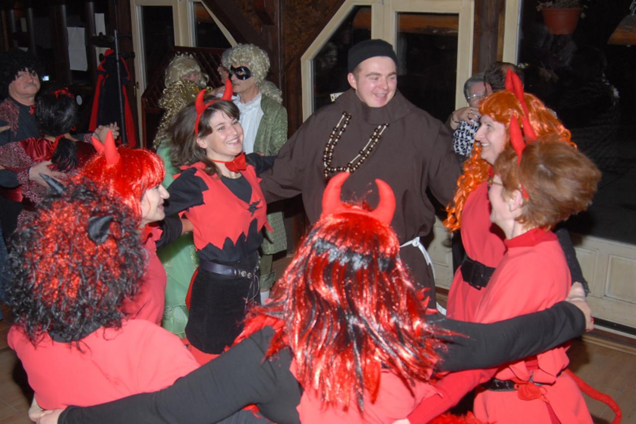 '05.02.2011., Bjelovar - Udruga zena Bjelovar u restoranu Golub uprilicila maskenbal koji je u ovo fasnicko razdoblje prvi na podrucju grada Bjelovara, u veselom ozracju vecina se posjetitelja potrudi