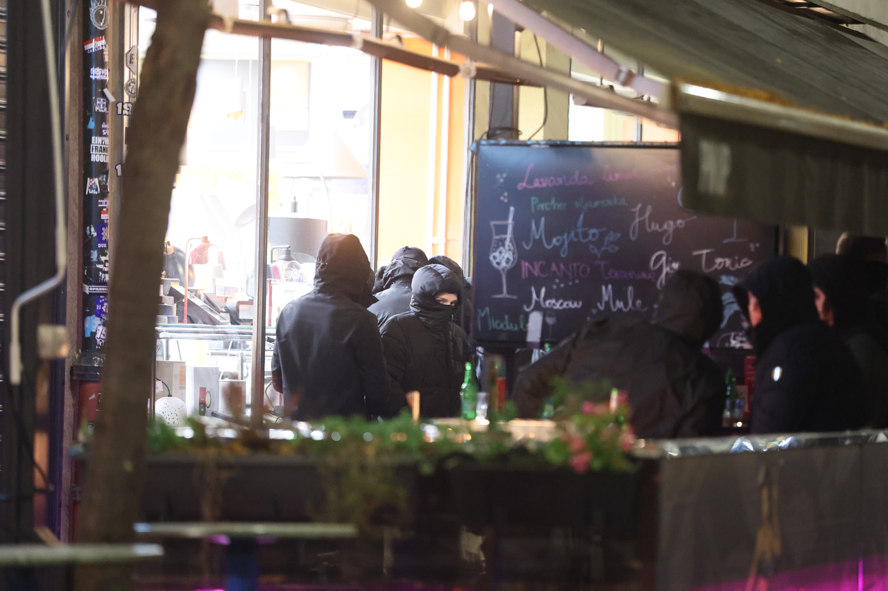 Zagreb: Maskirani muškarci otpjevali svoje ispred Srpskog kulturnog centra i razišli se nakon dolaska interventnih policajaca