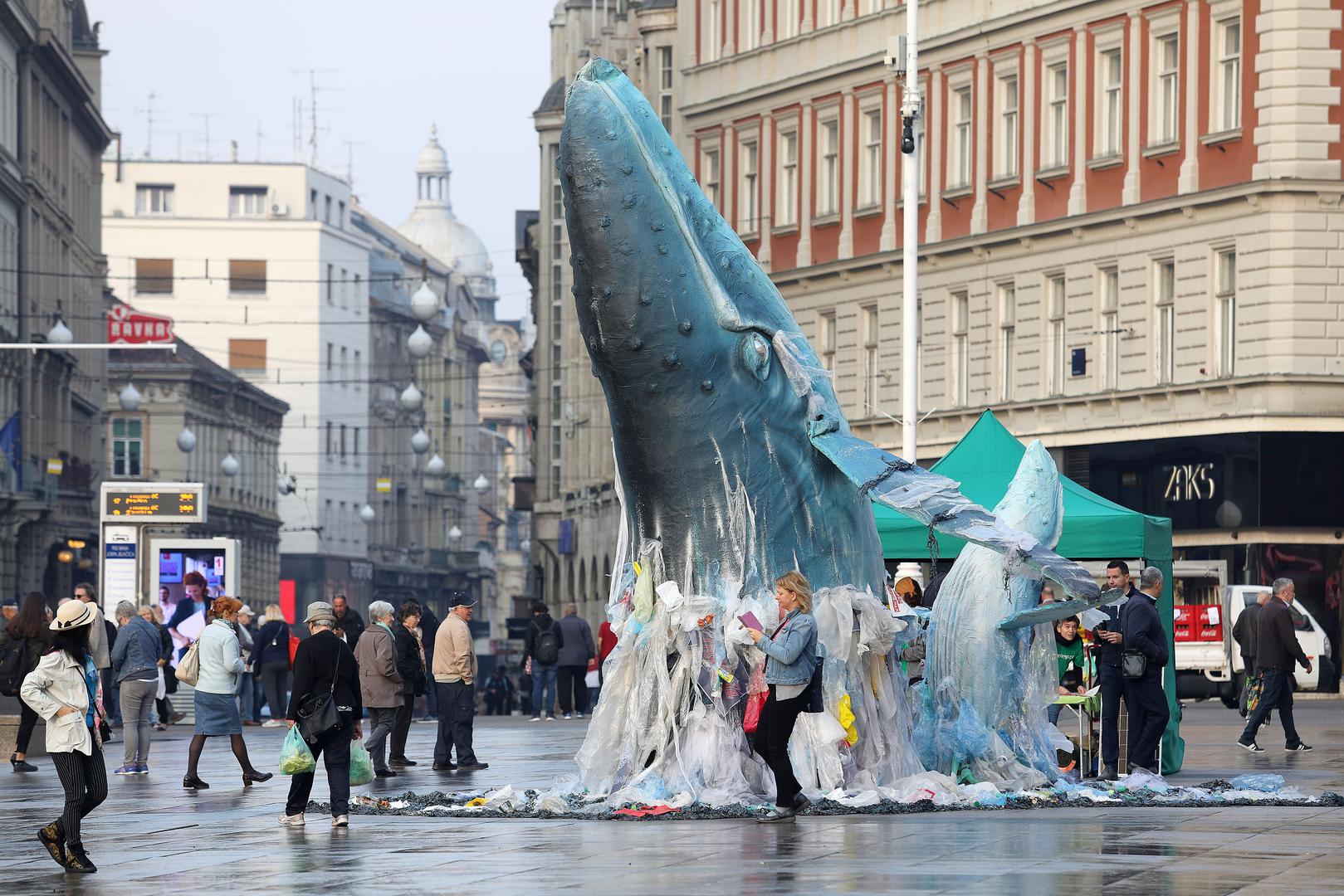 Sve je popraćeno zvučnim efektima.