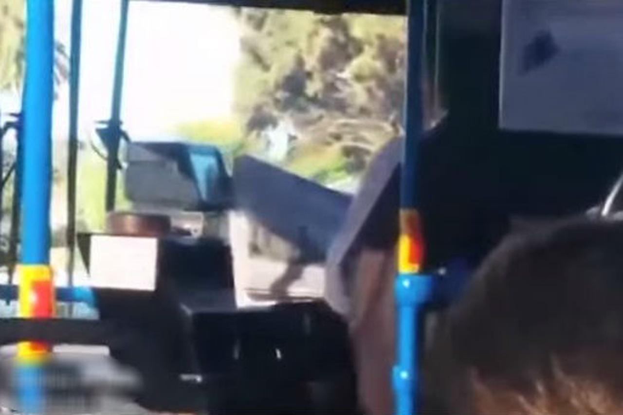 Vozač u vožnji čitao novine