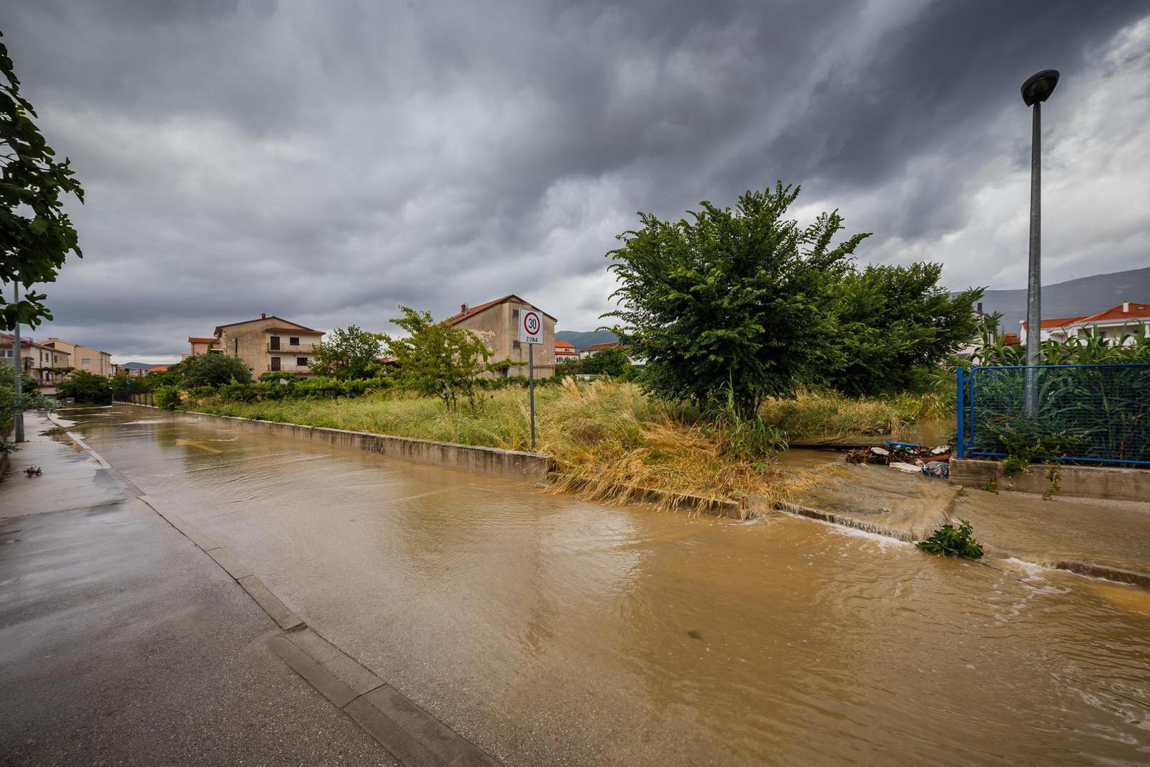 30.05.2022., Kastela - Tijekom jutra sire trogirsko i kastelansko podrucje zahvatilo je olujno nevrijeme s obilnom kisom, te su mnoge kuce i poslovni prostori poplavljeni. Photo: Zvonimir Barisin/PIXSELL