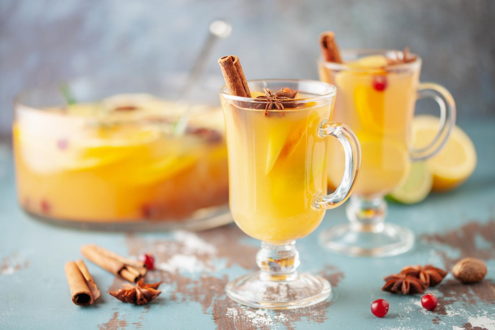 Kuhani gin s borovnicama i ružmarinom: Kuhani gin posljednjih godina postao je pravi hit. Radi se od gina, soka od jabuke ili bijelog vina, malo tonika te se nadograđuje borovnicama, štapićem cimeta i grančicom ružmarina koja daje mediteranski štih. Piće izgleda sjajno u visokim čašama, a kombinacija slatkog, kiselkastog i aromatičnog začina osvojit će i one koji inače nisu ljubitelji klasičnog kuhanog vina.