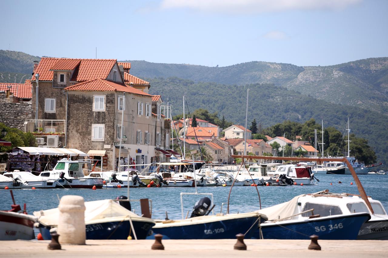 Stari Grad: Turisti na rivi