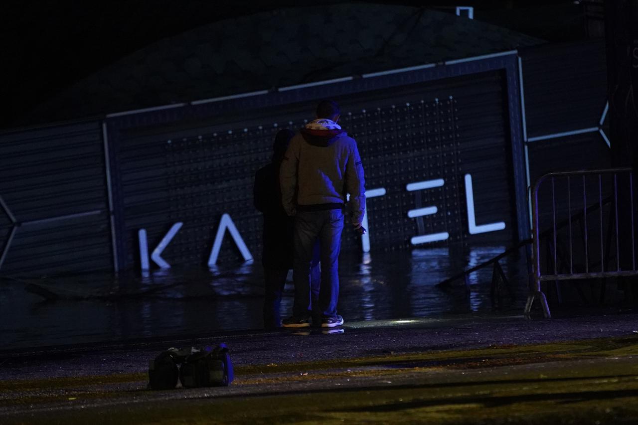 Beograd: Potonuo splav Kartel, posjetitelji skakali u Savu i plivali do obale