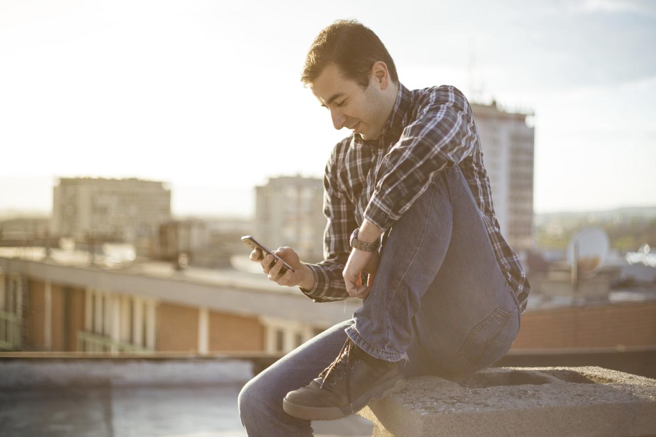 muškarac s mobitelom