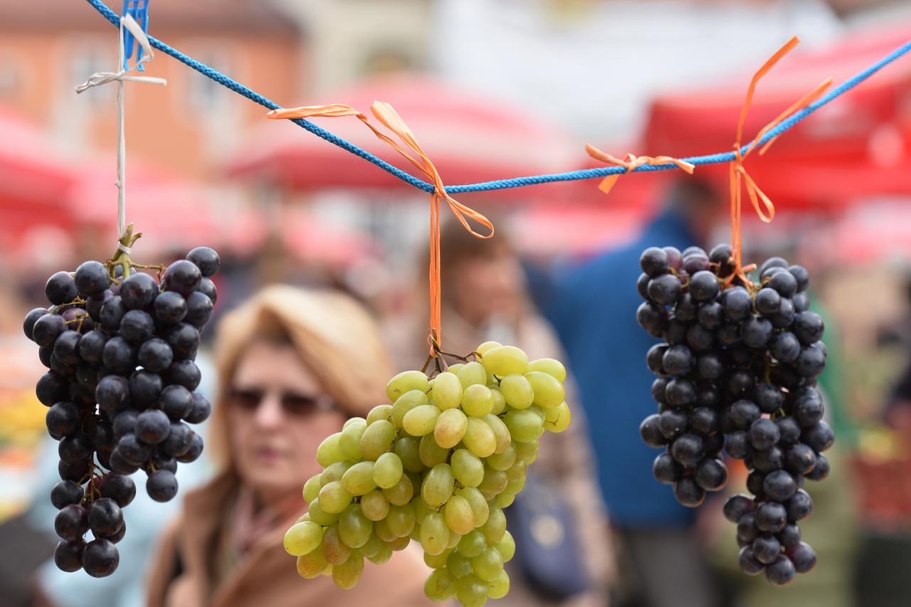 04.04.2015., Zagreb -  Trznica Dolac, ljudi kupuju svijeze namirnice za Uskrs.  Photo: Marko Lukunic/PIXSELL