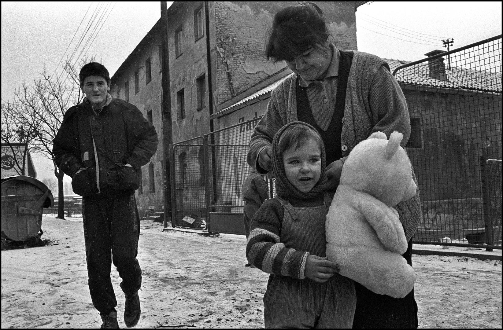 Djevojčica Anela s majkom snimljena 1993.