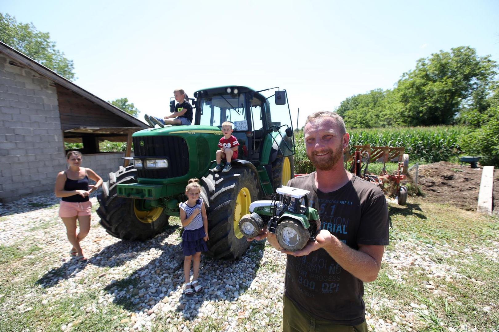 21.07.2020., Velika Gorica - Goran Speka, u selu Drnek kraj Oborova, bavi se stocarstvom i svinjogojstvom sa suprugom Ivanom i djecom Lucijom, Martinom i Matijom. 
Photo: Boris Scitar/Vecernji list/PIXSELL