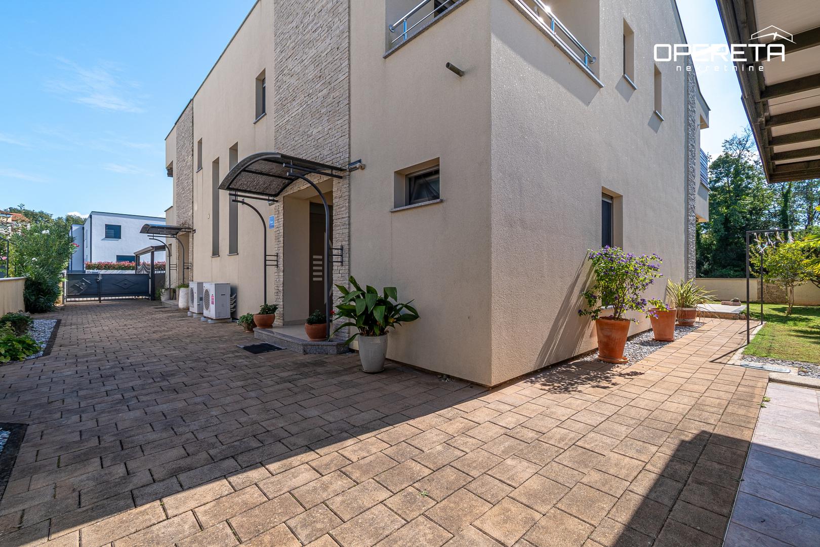 Ukupna stambena površina je 143 m², na prizemlju i katu, a podijeljena je na dvije odvojene stambene jedinice. U prizemlju je stan s hodnikom, ostavom, spavaćom sobom s kupaonicom te kuhinjom, blagovaonicom i dnevnim boravkom s ugodnim kaminom. Iz boravka se izlazi na terasu i lijepo uređeno dvorište. 