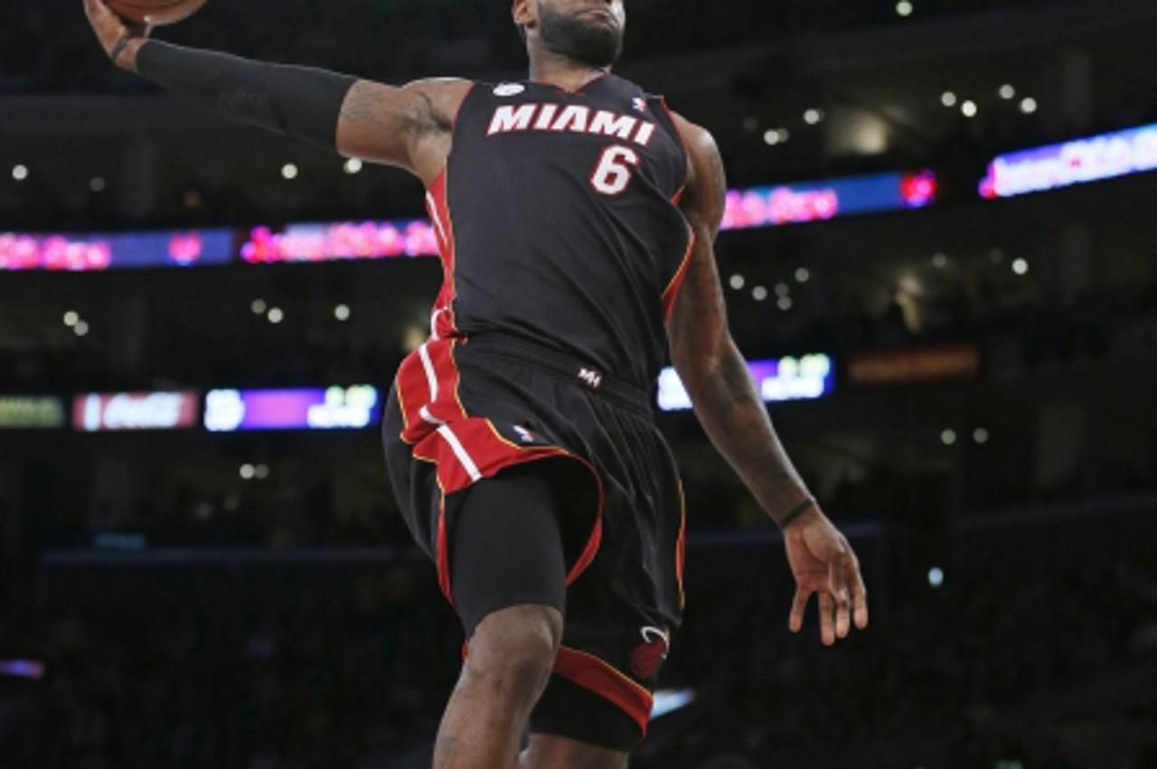 'Miami Heat\'s LeBron James goes up to slam dunk against the Los Angeles Lakers during their NBA basketball game in Los Angeles January 17, 2013. REUTERS/Lucy Nicholson (UNITED STATES - Tags: SPORT BA