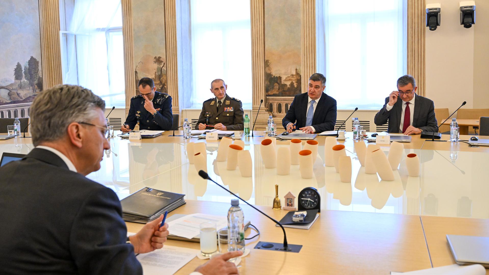 'U srijedu, 1. travnja 2026. godine u Banskim dvorima održane su sjednice Vijeća za nacionalnu sigurnost i Vijeća za obranu, koje su zajednički sazvali predsjednik Republike i vrhovni zapovjednik Oružanih snaga Zoran Milanović te predsjednik Vlade Andrej Plenković.', navodi se u priopćenju ureda predsjednika Milanovića. 