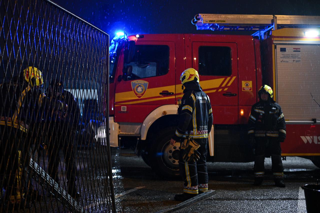 Zagreb: Auto se zaletio u izlog u Maksimirskoj ulici