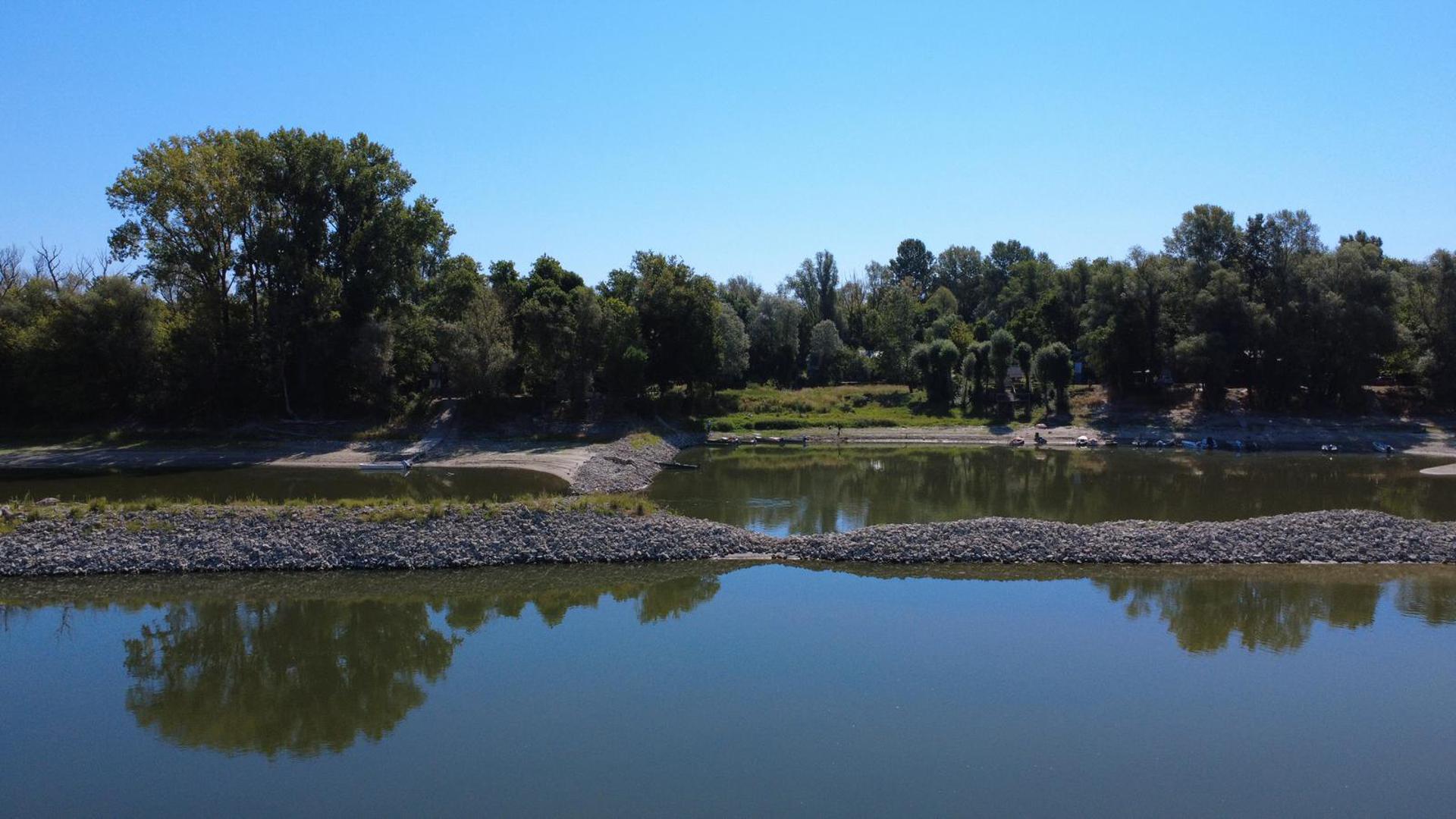 Nizak vodostaj ne ugrožava samo brodove. Dunav je važan izvor vode za hlađenje nuklearnih elektrana u Rumunjskoj i Mađarskoj, pa je hidrološka kriza prerasla i u ozbiljan energetski problem.
