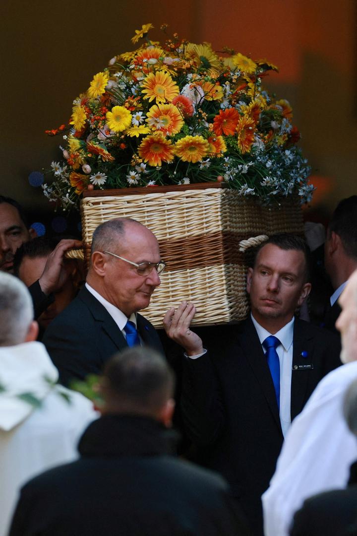 Lijes, prekriven uglavnom narančastim i žutim cvijećem, unesen je u gradsku crkvu Notre-Dame-de-l'Assomption odmah na početku ceremonije, koju su uživo prenosili francuski informativni kanali.