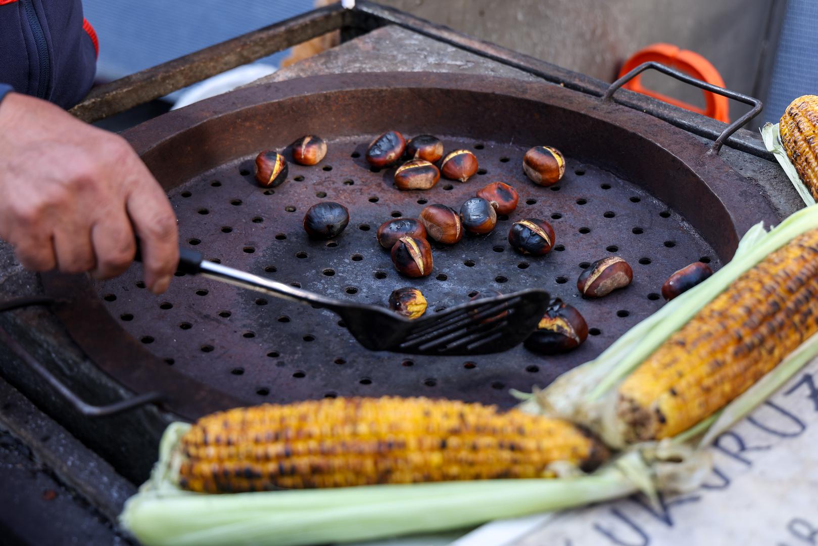 – Bauštela me malo sabotira, obnavlja se ova zgrada pored koje sam se smjestio pa me rijetko tko doživi i zastane – govori nam. Oni koji odluče kupiti pečene jesenske plodove na njegovu štandu na uglu Ilice i Petrićeve mogu pak birati između dvije mjerice, pri čemu je mala četiri, a velika stoji sedam eura.