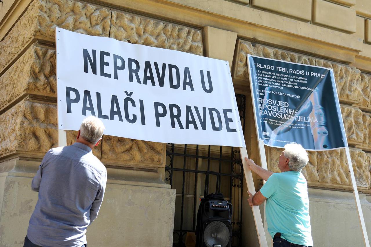 Šibenik: Zaposleni u pravosuđu prosvjeduju ispred zgrade suda