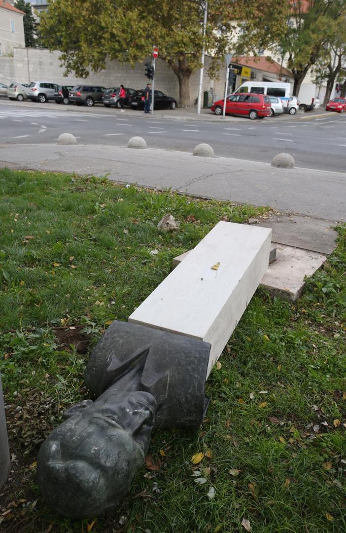 U povodu rušenja Končareva spomenika iz splitskog SDP-a jutros su priopćili kako je to 'sramotan, kukavički i zločinački čin'. 

